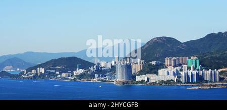 Blick auf die Südseite Hongkongs, einschließlich Mount High West, Telegraph Bay, Mount Davis und Pok Fu Lam. Blick von Ling Kok Shan auf Lamma Island. Stockfoto