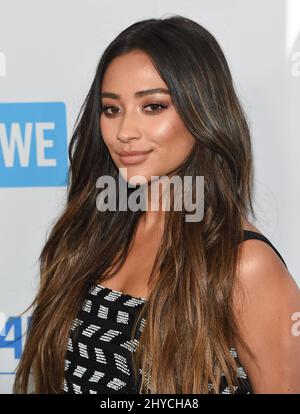 Shay Mitchell nimmt am WE Day Teil, der auf dem Forum in Los Angeles, USA, stattfand Stockfoto