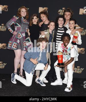 Millie Bobby Brown und die Darsteller fremder Dinge im Presseraum bei den MTV Movie and TV Awards 2017 im Shrine Auditorium in Los Angeles, USA Stockfoto