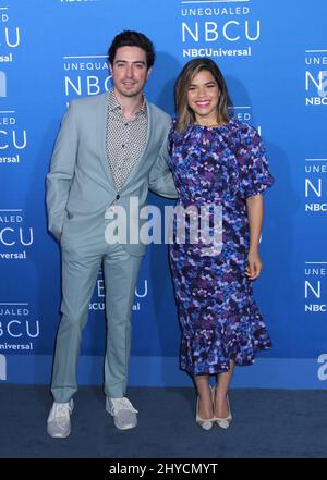 Ben Feldman und America Ferrera nehmen an der NBCUniversal 2017 im Vorfeld Teil, die am 15. Mai 2017 in der Radio City Music Hall stattfand Stockfoto