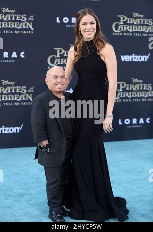 Martin Klebba und Michelle Dilgard nahmen an der Disney-Premiere „Fluch der Karibik: Tote Männer erzählen keine Geschichten“ in Los Angeles Teil Stockfoto