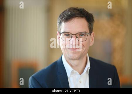 Karlsruhe, Deutschland. 01. März 2022. Dieter Abstein, Abteilungsleiter 3,1 - Wirtschaftskriminalität in der Polizeidirektion Karlsruhe, im Bild in der Zentrale. (To dpa 'Melken der Kuh' - betrügerische Finanzagenten sammeln Millionen) Credit: Uli Deck/dpa/Alamy Live News Stockfoto