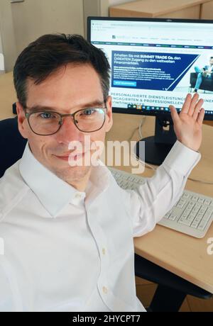 Karlsruhe, Deutschland. 01. März 2022. Dieter Abstein, Abteilungsleiter 3,1 - Wirtschaftskriminalität bei der Polizeidirektion Karlsruhe, zeigt auf einem Monitor die Website einer Handelsplattform, die ohne Genehmigung in sogenannten Differenzverträgen handelt. Die Bundesanstalt für Finanzdienstleistungsaufsicht (BaFin) hat das Handeln der Plattform untersagt. (To dpa 'Melken der Kuh' - betrügerische Finanzagenten sammeln Millionen) Credit: Uli Deck/dpa/Alamy Live News Stockfoto