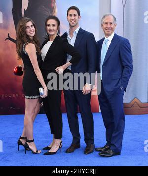 Lynda Carter, Colby Carter, Juana Cordova und Robert A. Altman bei der Premiere von Wonder Woman, die im Pantages Theatre in Los Angeles, Kalifornien, stattfand Stockfoto