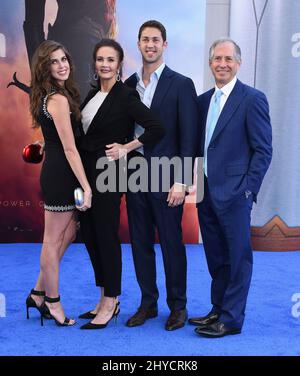 Lynda Carter, Jessica Altman, James Altman und Robert Altman bei der Premiere von Wonder Woman, die im Pantages Theater in Los Angeles, Kalifornien, stattfand Stockfoto