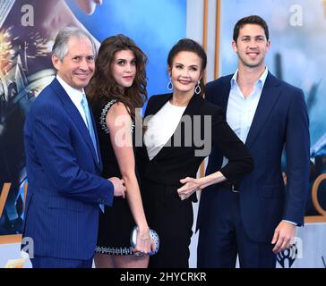 Robert A. Altman, Jessica Altman, Lynda Carter und James Altman bei der Premiere von Wonder Woman, die im Pantages Theatre in Los Angeles, Kalifornien, stattfand Stockfoto