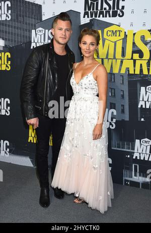 Clare Bowen und Brandon Robert Young nehmen an den CMT Music Awards 2017 im Music City Center Teil Stockfoto