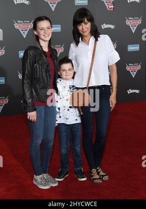 Catherine Bell, Gemma Beason und Ronan Beason kommen zur Weltpremiere „Cars 3“ im Anaheim Convention Center Stockfoto