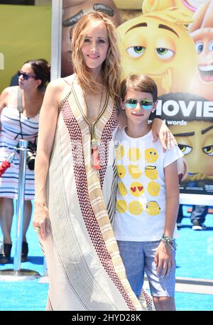 Kim Raver und Leo Kipling Boyer bei der Emoji-Filmpremiere in Los Angeles, Kalifornien Stockfoto