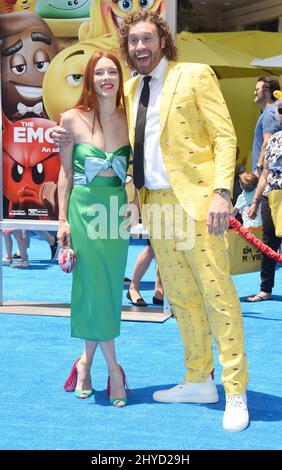 TJ Miller und Kate Gorney bei der Emoji-Film-Weltpremiere im Regency Village Theatre Stockfoto