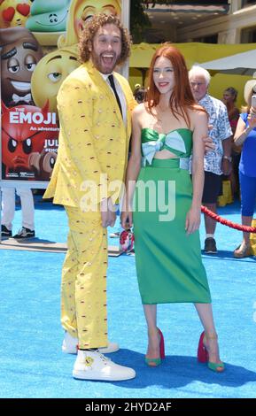 TJ Miller und Kate Gorney bei der Emoji-Film-Weltpremiere im Regency Village Theatre Stockfoto