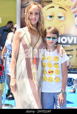 Kim Raver und Leo Kipling Boyer bei der Emoji-Film-Weltpremiere im Regency Village Theatre Stockfoto