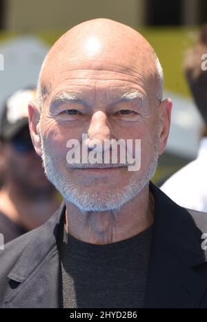 Patrick Stewart bei der Emoji-Film-Weltpremiere im Regency Village Theatre Stockfoto