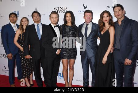 Martin Sensmeier, Elizabeth Olsen, Gil Birmingham, Jeremy Renner, Julia Jones, Taylor Sheridan Kelsey Asbille und Jon Bernthal nehmen an der Premiere von „Wind River“ in Los Angeles Teil, die im Theater im ACE Hotel stattfand Stockfoto