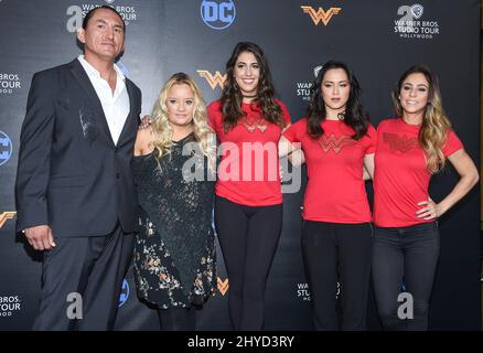 Eugene Brave Rock, Lucy Davis, Caitlin Dechelle, Samantha Jo und bei der Wonder Woman Ausstellung in Los Angeles Stockfoto