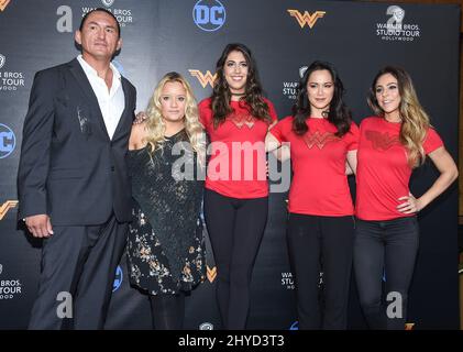 Eugene Brave Rock, Lucy Davis, Caitlin Dechelle, Samantha Jo und bei der Wonder Woman Ausstellung in Los Angeles Stockfoto