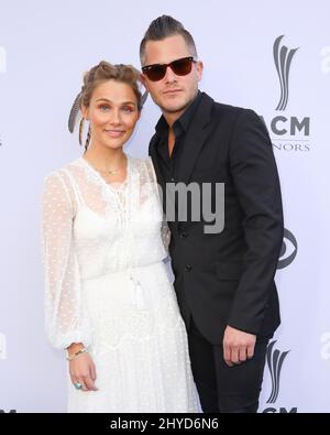 Clare Bowen, Brandon Robert Young, Teilnahme an den jährlichen ACM Music Awards 11., die im Ryman Auditorium in Nashville, Tennessee, abgehalten werden Stockfoto