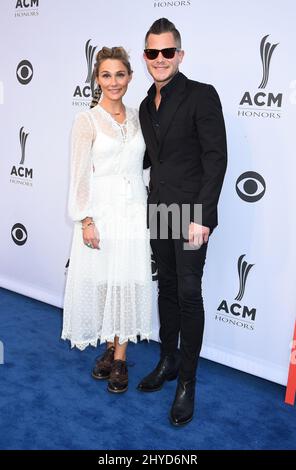 Clare Bowen und Brandon Robert Young nehmen an den jährlichen ACM Music Awards 11. Teil, die im Ryman Auditorium in Nashville, Tennessee, abgehalten werden Stockfoto