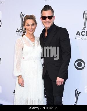 Clare Bowen und Brandon Robert Young nehmen an den jährlichen ACM Music Awards 11. Teil, die im Ryman Auditorium in Nashville, Tennessee, abgehalten werden Stockfoto