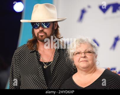 Billy Ray Cyrus und Susan Bro Teilnahme an den MTV Video Music Awards 2017 auf dem Forum in Los Angeles, USA statt Stockfoto