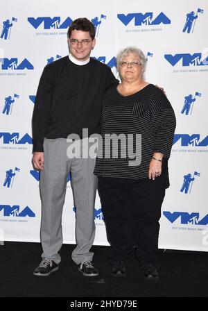 Robert E. Lee IV und Susan Bro im Pressesaal der MTV Video Music Awards 2017, die auf dem Forum in Los Angeles, USA, verliehen wurden Stockfoto