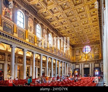 Rom, Italien - 27. Mai 2018: Hauptschiff und Fassadenwand mit Orgeln der päpstlichen Basilika Santa Maria Maggiore, in historischer Form Stockfoto