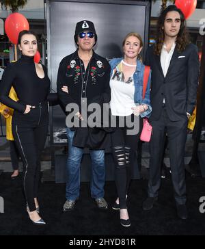 Sophie Simmons, Gene Simmons, Shannon Tweed und Nick Simmons bei der IT-Weltpremiere im TCL Chinese Theatre in Los Angeles Stockfoto
