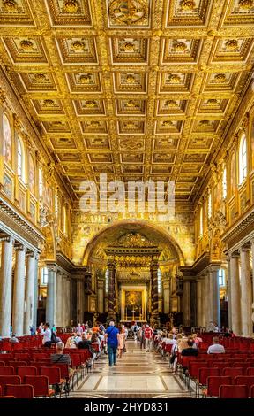 Rom, Italien - 27. Mai 2018: Hauptschiff und Presbyterium der päpstlichen Basilika Santa Maria Maggiore, im historischen Stadtzentrum Stockfoto