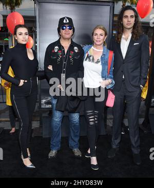 Sophie Simmons, Gene Simmons, Shannon Tweed und Nick Simmons bei der IT-Weltpremiere im TCL Chinese Theatre in Los Angeles Stockfoto