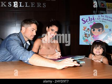 Roselyn Sanchez und Eric Winter lesen und unterschreiben Sebi und das Land von Cha Cha Cha im Barnes & Noble Book Store in The Grove, Los Angeles Stockfoto