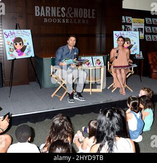 Roselyn Sanchez und Eric Winter lesen und unterschreiben Sebi und das Land von Cha Cha Cha im Barnes & Noble Book Store in The Grove, Los Angeles Stockfoto