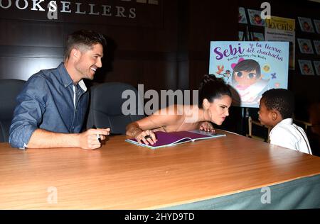 Roselyn Sanchez und Eric Winter lesen und unterschreiben Sebi und das Land von Cha Cha Cha im Barnes & Noble Book Store in The Grove, Los Angeles Stockfoto