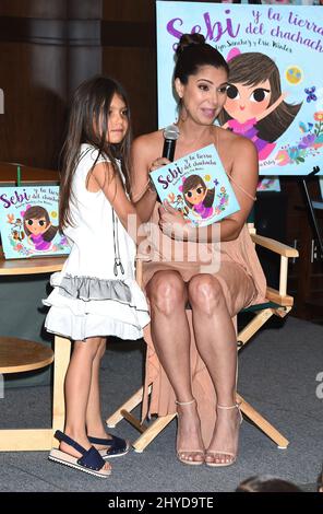 Roselyn Sanchez und Eric Winter lesen und unterschreiben Sebi und das Land von Cha Cha Cha im Barnes & Noble Book Store in The Grove, Los Angeles Stockfoto