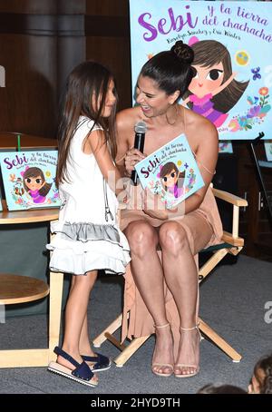 Roselyn Sanchez und Eric Winter lesen und unterschreiben Sebi und das Land von Cha Cha Cha im Barnes & Noble Book Store in The Grove, Los Angeles Stockfoto