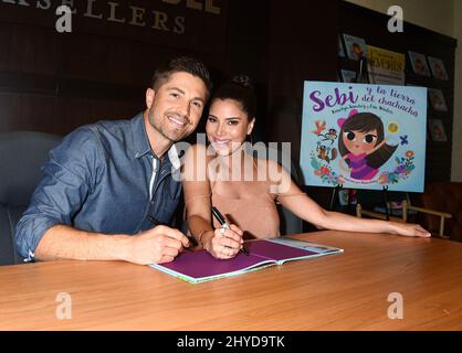 Roselyn Sanchez und Eric Winter lesen und unterschreiben Sebi und das Land von Cha Cha Cha im Barnes & Noble Book Store in The Grove, Los Angeles Stockfoto