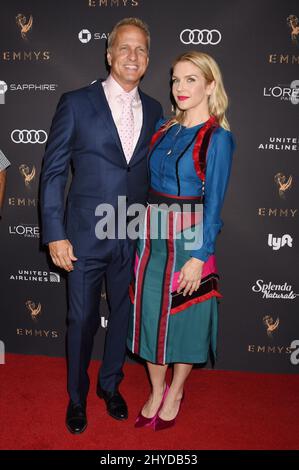 Patrick Fabian und Rhea Seehorn nahmen an dem Empfang der Emmy Awards Nominierten Interpreten 69. im Wallis Annenberg Center for Performing Arts Teil Stockfoto