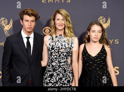 Laura dern, Ellery Walker Harper und Jaya Harper bei den Emmy Awards 69. im Microsoft Theater L.A. Live Stockfoto