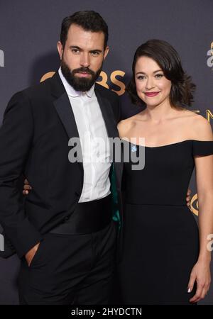 Tatiana Maslany und Tom Cullen bei den Emmy Awards 69. im Microsoft Theater L.A. Live Stockfoto