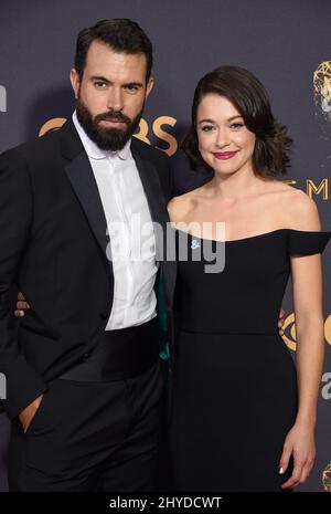 Tatiana Maslany und Tom Cullen bei den Emmy Awards 69. im Microsoft Theater L.A. Live Stockfoto