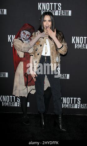 Sofia Carson besucht die Knott's Scary Farm und Instagram's Celebrity Night in Knott's Berry Farm Stockfoto