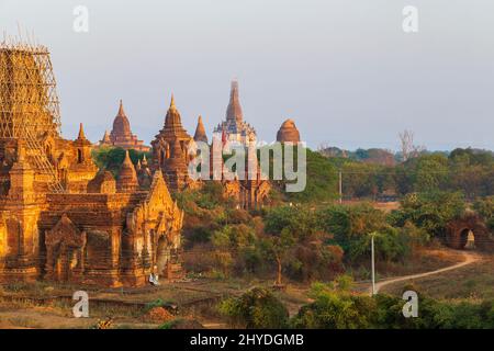 Malerische Aussicht auf viele Tempel, Pagoden und andere alte Gebäude in der alten Ebene von Bagan in Myanmar (Burma), im Morgengrauen. Stockfoto