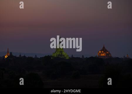 Beleuchtete Shwesandaw, Thatbyinnyu und andere Tempel in Bagan, Myanmar (Burma), in der Dämmerung. Speicherplatz kopieren. Stockfoto