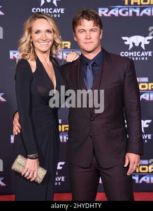 Luke Hemsworth und Samantha Hemsworth nahmen an der Weltpremiere „Thor: Ragnarok“ von Marvel im El Capitan Theatre Teil Stockfoto