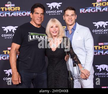 Lou Ferrigno, Carla Ferrigno und Lou Ferrigno Jr. bei der Weltpremiere von Marvel „Thor: Ragnarok“ im El Capitan Theatre Stockfoto