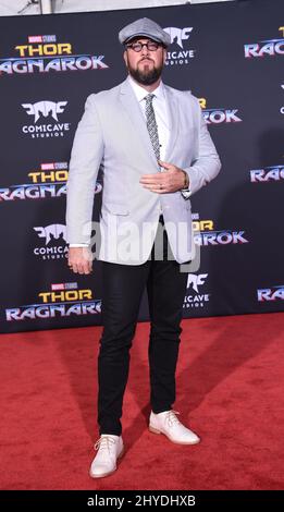 Chris Sullivan bei der Weltpremiere „Thor: Ragnarok“ von Marvel im El Capitan Theatre Stockfoto