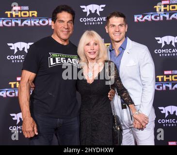 Lou Ferrigno, Carla Ferrigno und Lou Ferrigno Jr. bei der Weltpremiere von Marvel „Thor: Ragnarok“ im El Capitan Theatre Stockfoto