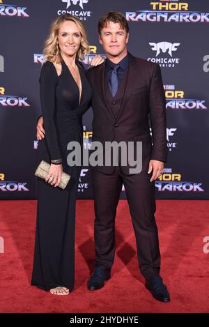 Luke Hemsworth und Samantha Hemsworth nahmen an der Weltpremiere „Thor: Ragnarok“ von Marvel im El Capitan Theatre Teil Stockfoto