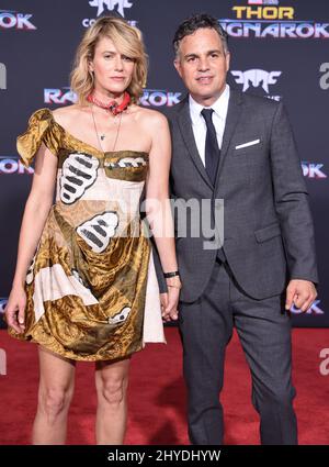 Mark Ruffalo und Sunrise Coigney bei der Weltpremiere „Thor: Ragnarok“ von Marvel im El Capitan Theatre Stockfoto