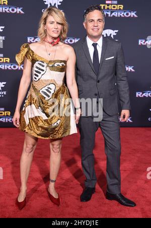 Mark Ruffalo und Sunrise Coigney bei der Weltpremiere „Thor: Ragnarok“ von Marvel im El Capitan Theatre Stockfoto