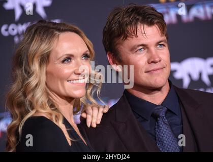 Luke Hemsworth und Samantha Hemsworth nahmen an der Weltpremiere „Thor: Ragnarok“ von Marvel im El Capitan Theatre Teil Stockfoto